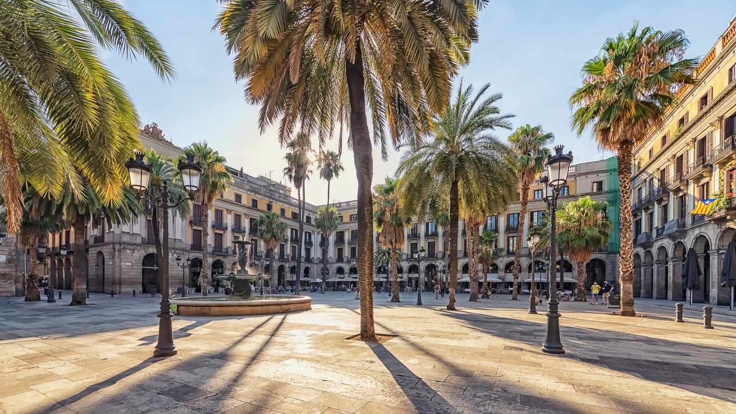 spanien-barcelona-placa-reial-bei-sonnenschein-g-1321299505.jpg