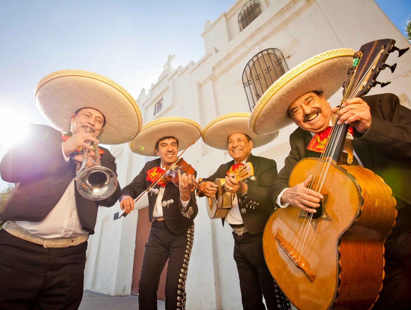 mexiko-mariachi-band-g-155385254.jpg