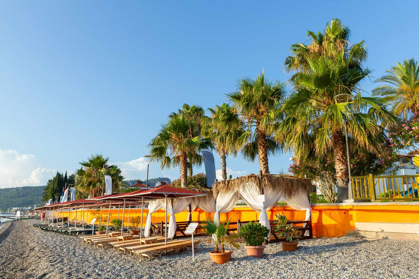tuerkei-kemer-strand-palmen-liegestuehle-g-1213284730.jpg
