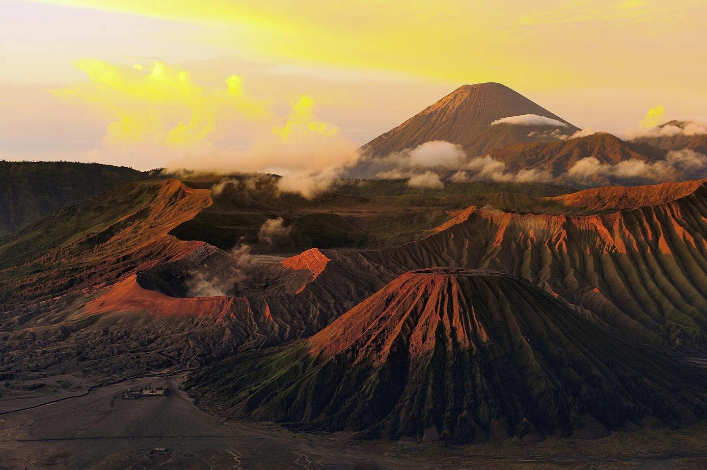 indonesien-bromo-vulkan-t-458843281.jpg