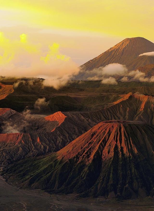 Berühmte Vulkane aus nächster Nähe erleben indonesien-bromo-vulkan-t-458843281.jpg
