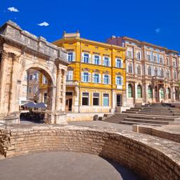kroatien-istrien-pula-römisches-tor-klein-g-1086797818.jpg