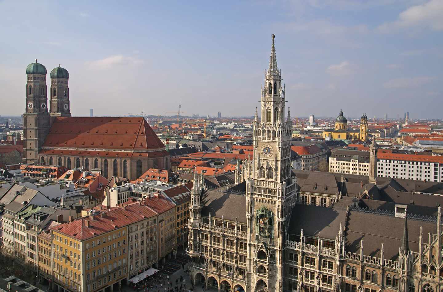 muenchen-marienplatz-frauenkirche-t-99716824.jpg