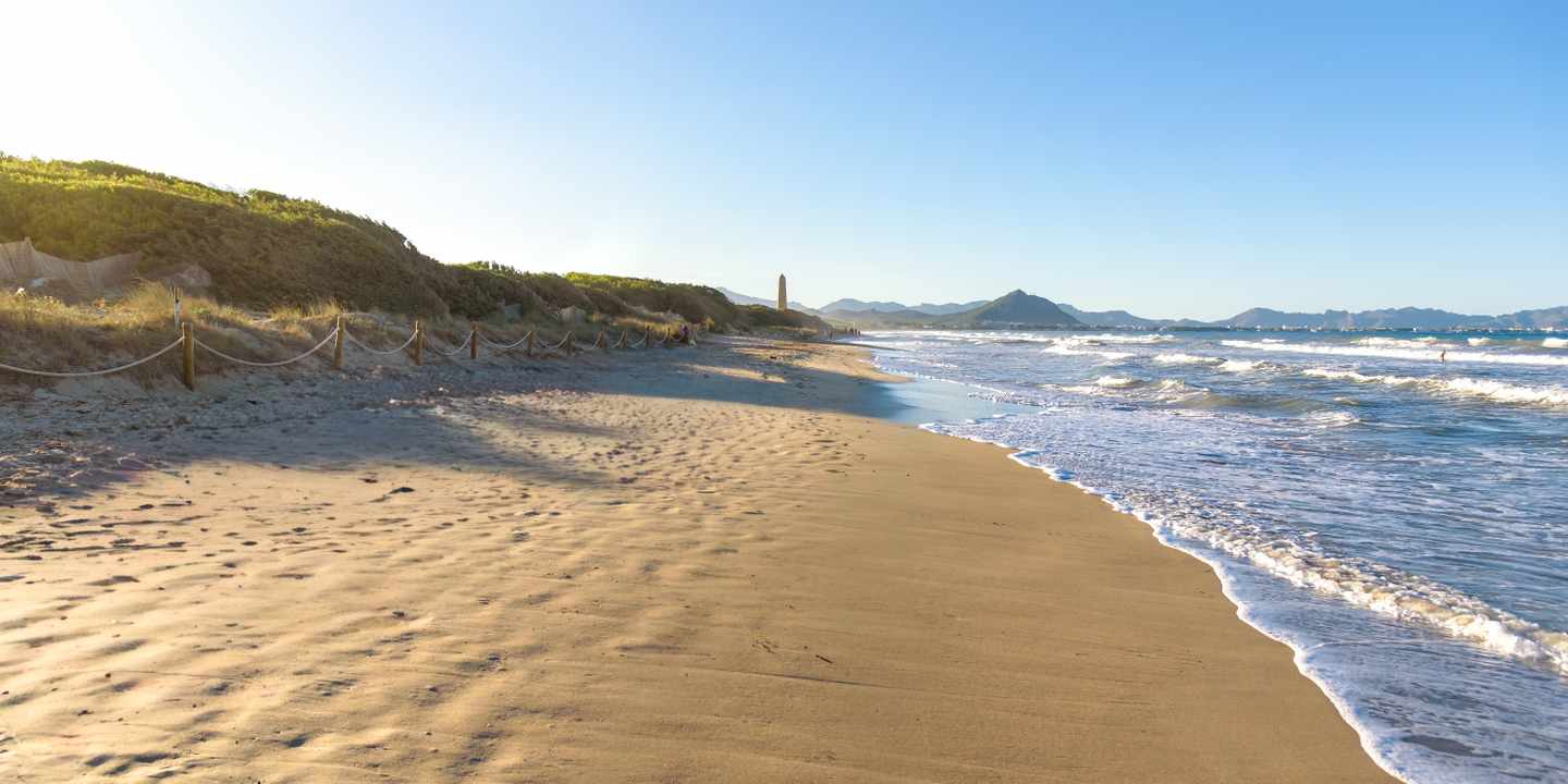 spanien-balearen-mallorca-playa-de-muro-menschenleerer-strand-g-2198969105.jpg