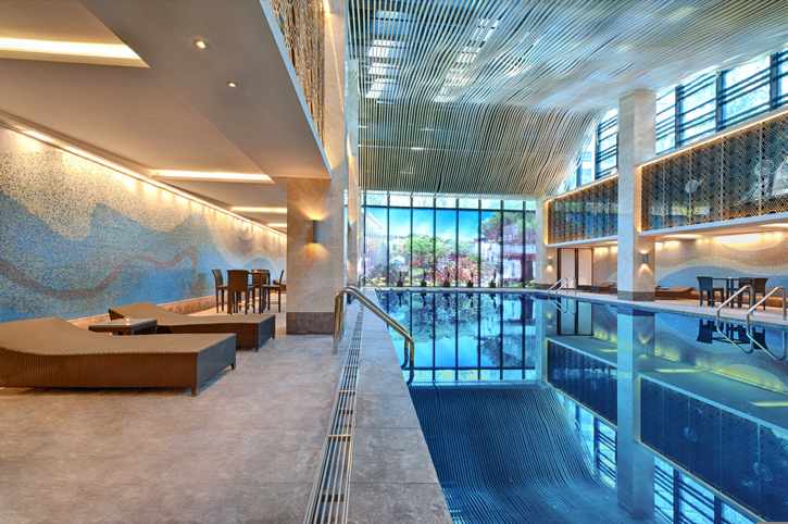 wellness-pool-g-524820017.jpg
