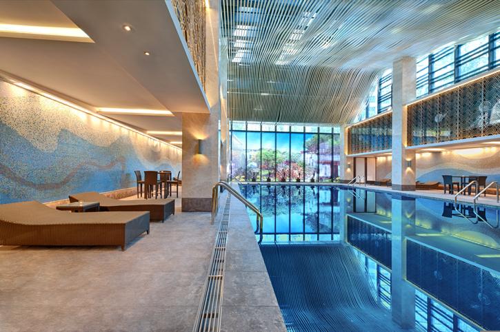 wellness-pool-g-524820017.jpg