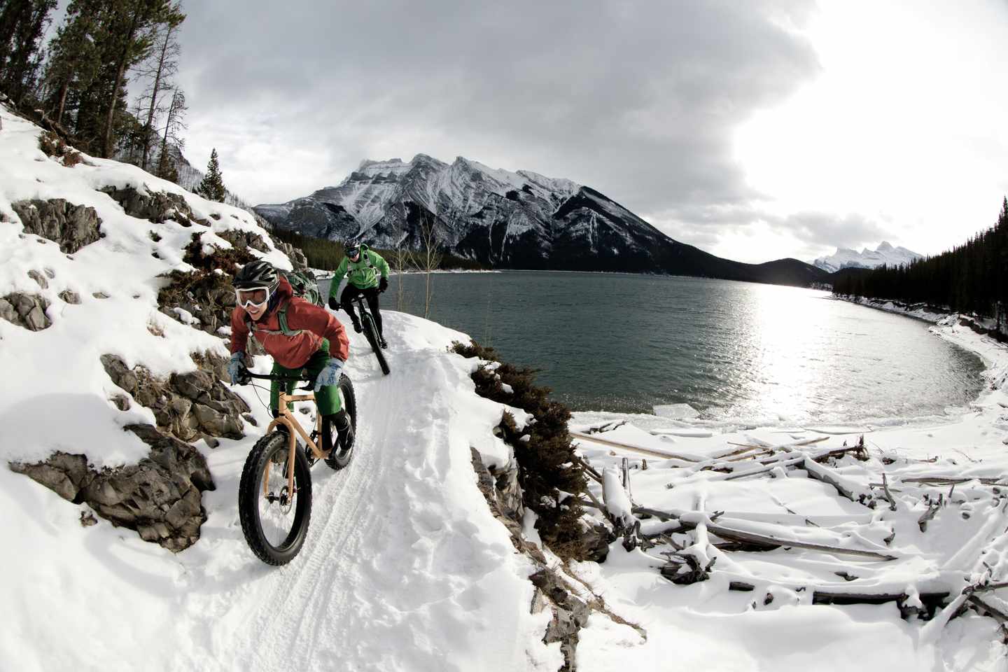 kanada-alberta-banff-nationalpark-paar-snowbiking-g-525670203.jpg