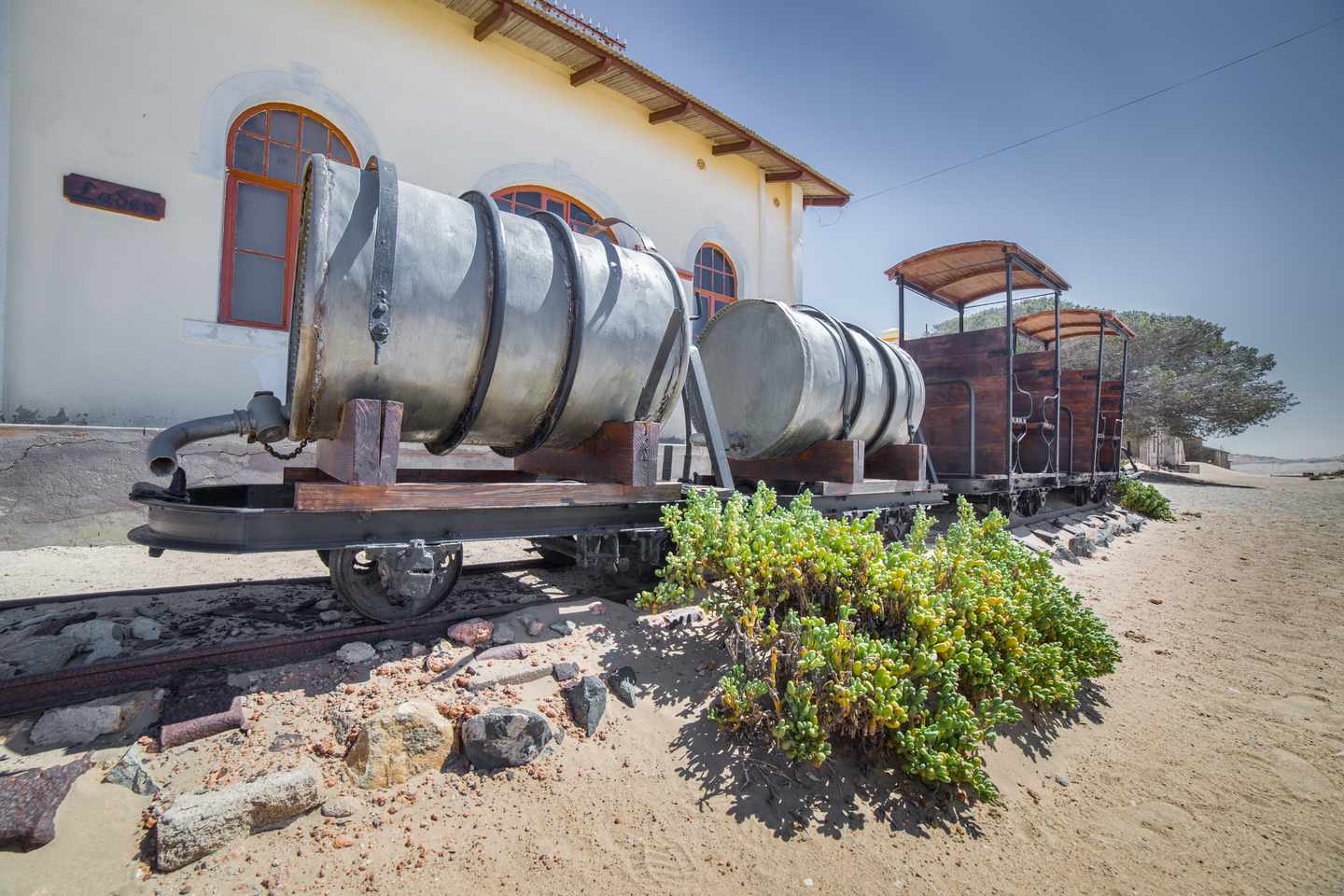 afrika-namibia-kolmanskop-luderitz-zug-g-525500436.jpg