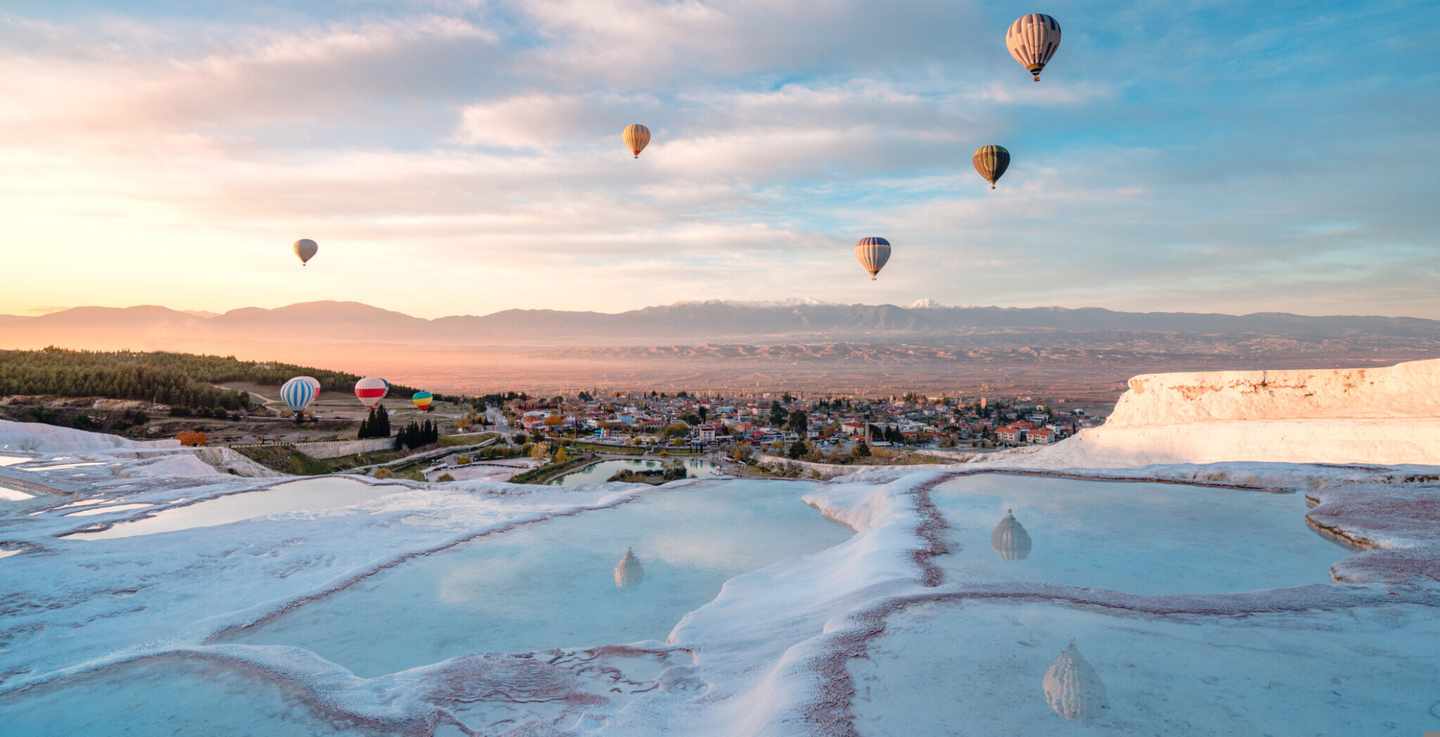 tuerkei-side-pamukkale-kalksteinterrassen-und-heissluftballons-g-1194911478.jpg
