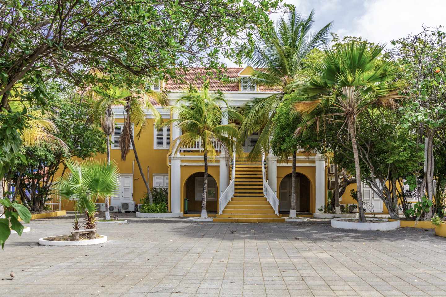 blt05155927d06f5a59-bonaire-regierungsgeb_eude-mit-palmen-g-917667966.jpg Regierungsgebäude auf Bonaire