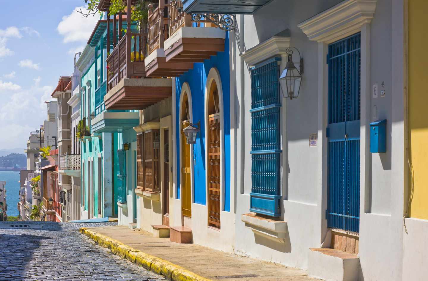 bunte Häuserfassaden in der Altstadt von San Juan