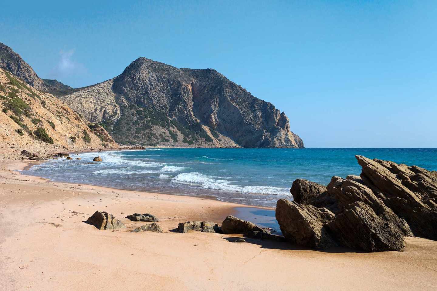 griechenland-kos-felsen-und-kap-krikelos-am-strand-von-cavo-paradiso-g-494659256.jpg