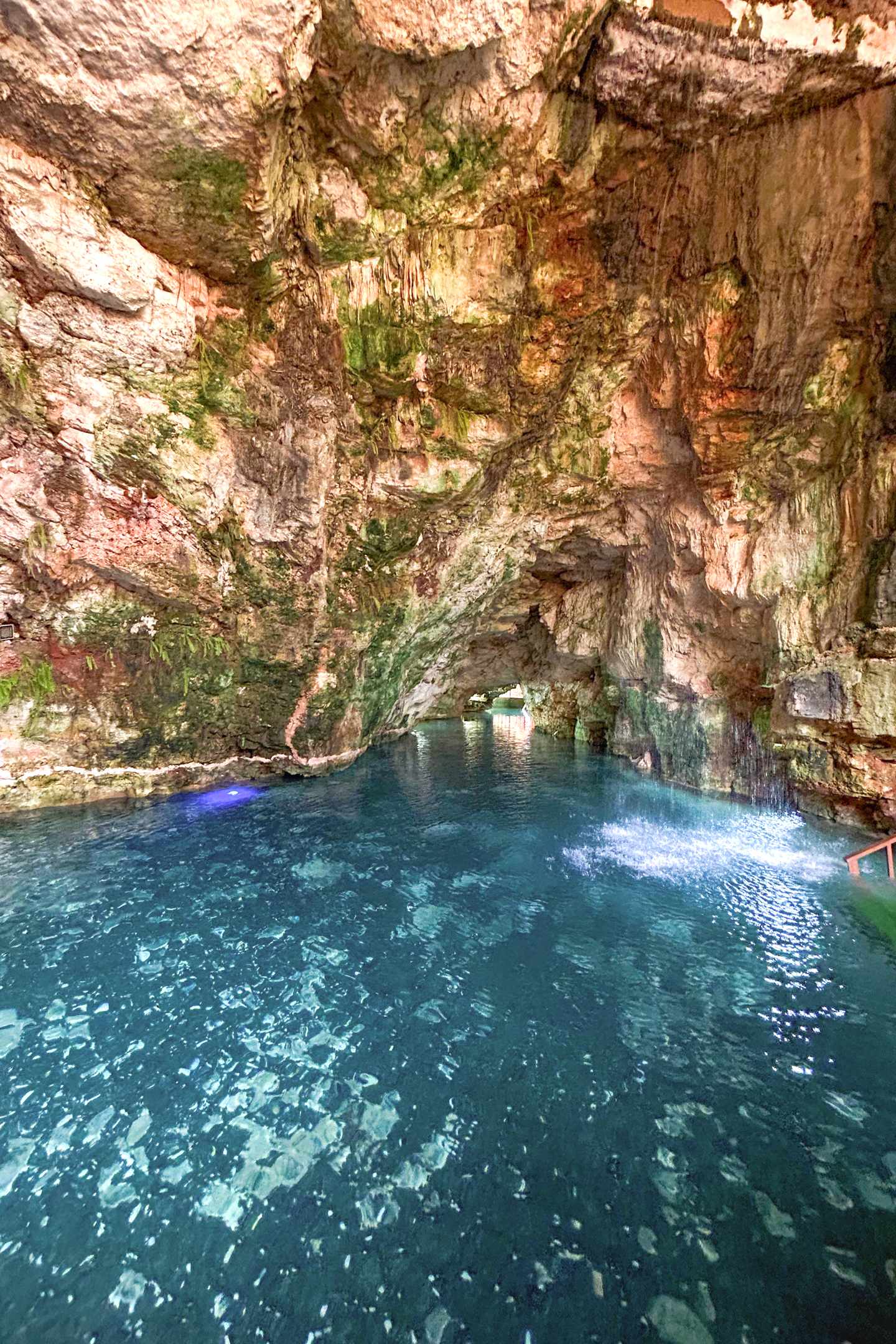 GettyImages-2212762817.jpg Blick auf Hoyo Azul in Punta Cana, dominikanische Republik.