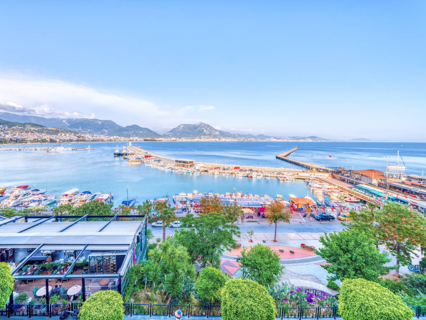 tuerkei-alanya-numa-port-hotel-blick-auf-hafen-und-marina-pa-numa-hotels-kv-dt-4zu3.jpg tuerkei-alanya-numa-port-hotel-blick-auf-hafen-und-marina-pa-numa-hotels-kv-dt-4zu3.jpg Blick auf Hafen und Marina mit Booten Promenade und Bergen im Hintergrund