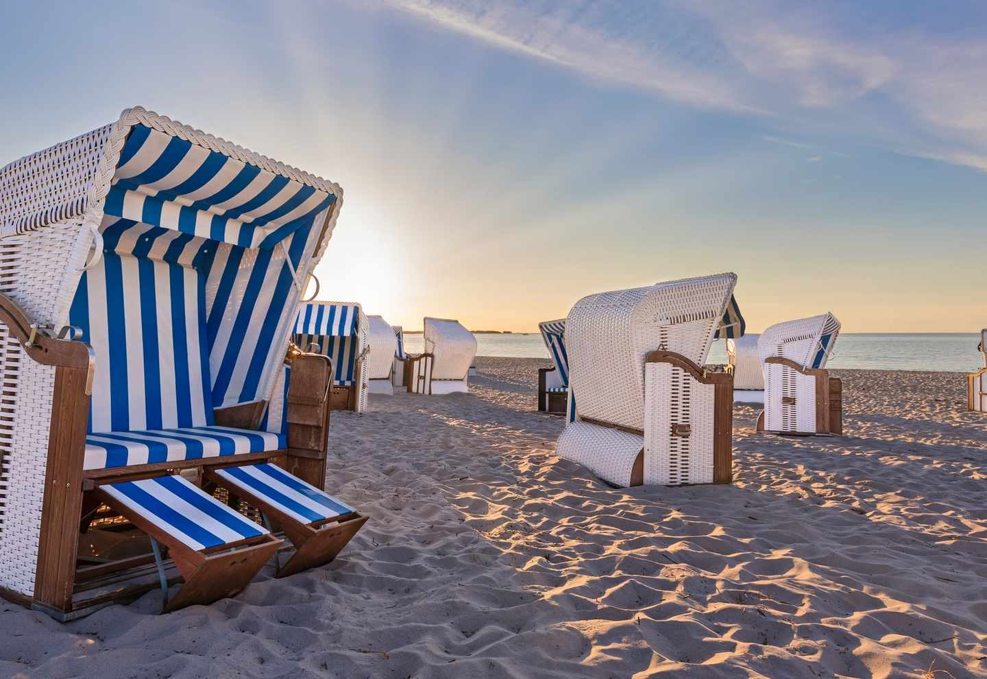 deutschland-ostsee-strandkoerbe-bei-sonnenuntergang-dertour-g-1264966290.jpg