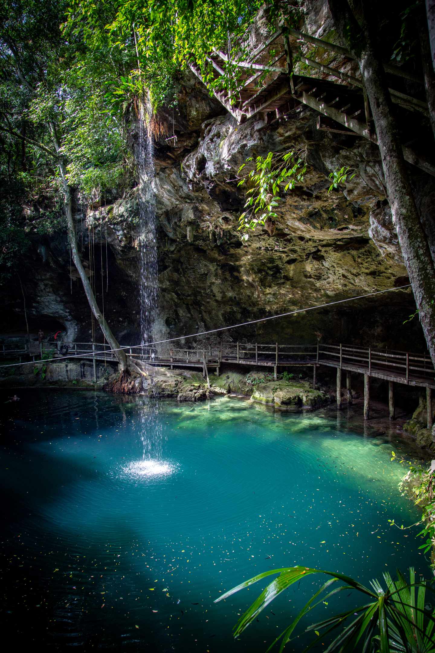 GettyImages-1264542173.jpg Blick auf die Cenote mit unterirdischem See und Wasserfall