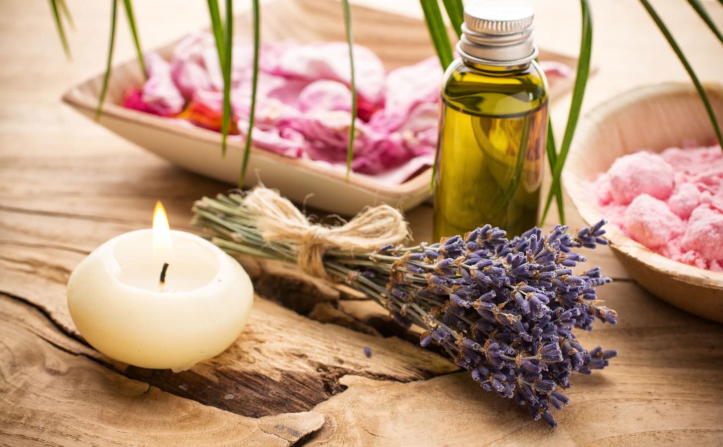 wellnessurlaub-kerze-lavendel-t-185948539.jpg