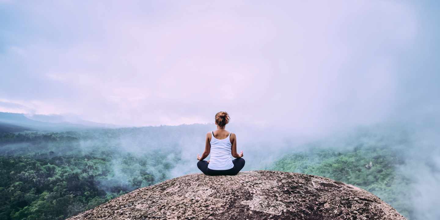 thailand-frau-in-yoga-pose-auf-felsen-g-2027804892.jpeg