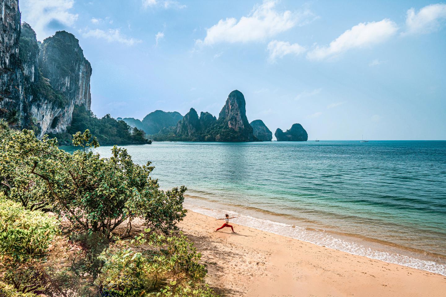 yoga-thailand-krabi-railay-strand-frau-kriegerpose-g-1477002474.jpg