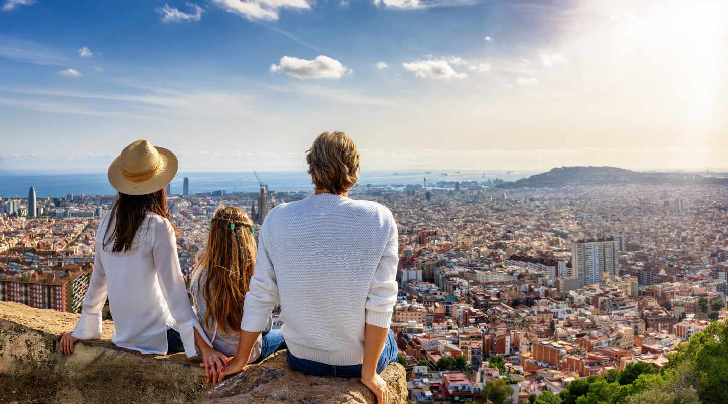 reisetrends-reisesoundtrack-barcelona-skyline-mit-familie-g-2193248516.jpg