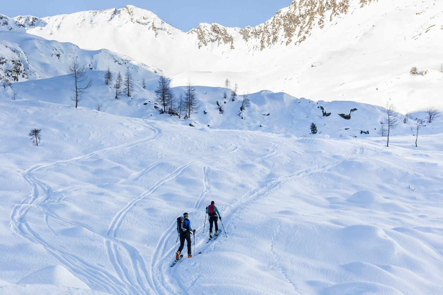 schweiz-alpen-paar-auf-skiern-g-643938172.jpg