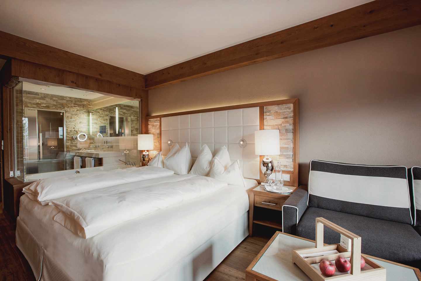 blt6308dc6c15c1b130-familienurlaub-babymoon-hotels-alpenresort-schwarz-h-DER1369457.jpg Ein Zimmer im Alpenresort Schwarz