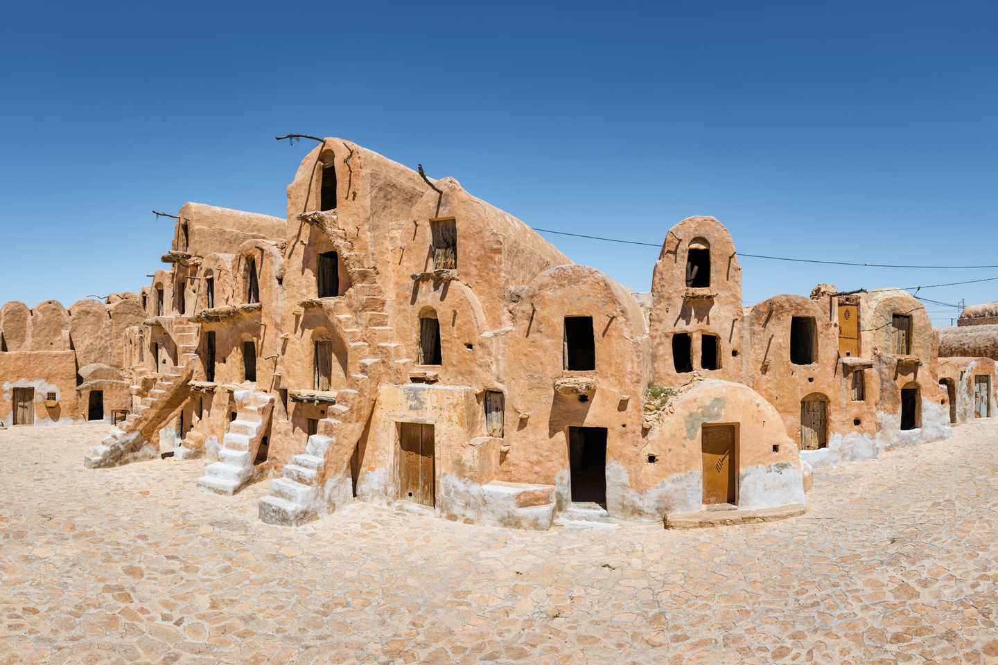 tunesien-wueste-sahara-wuestentour-kasr-metameur-g-482778480.jpg