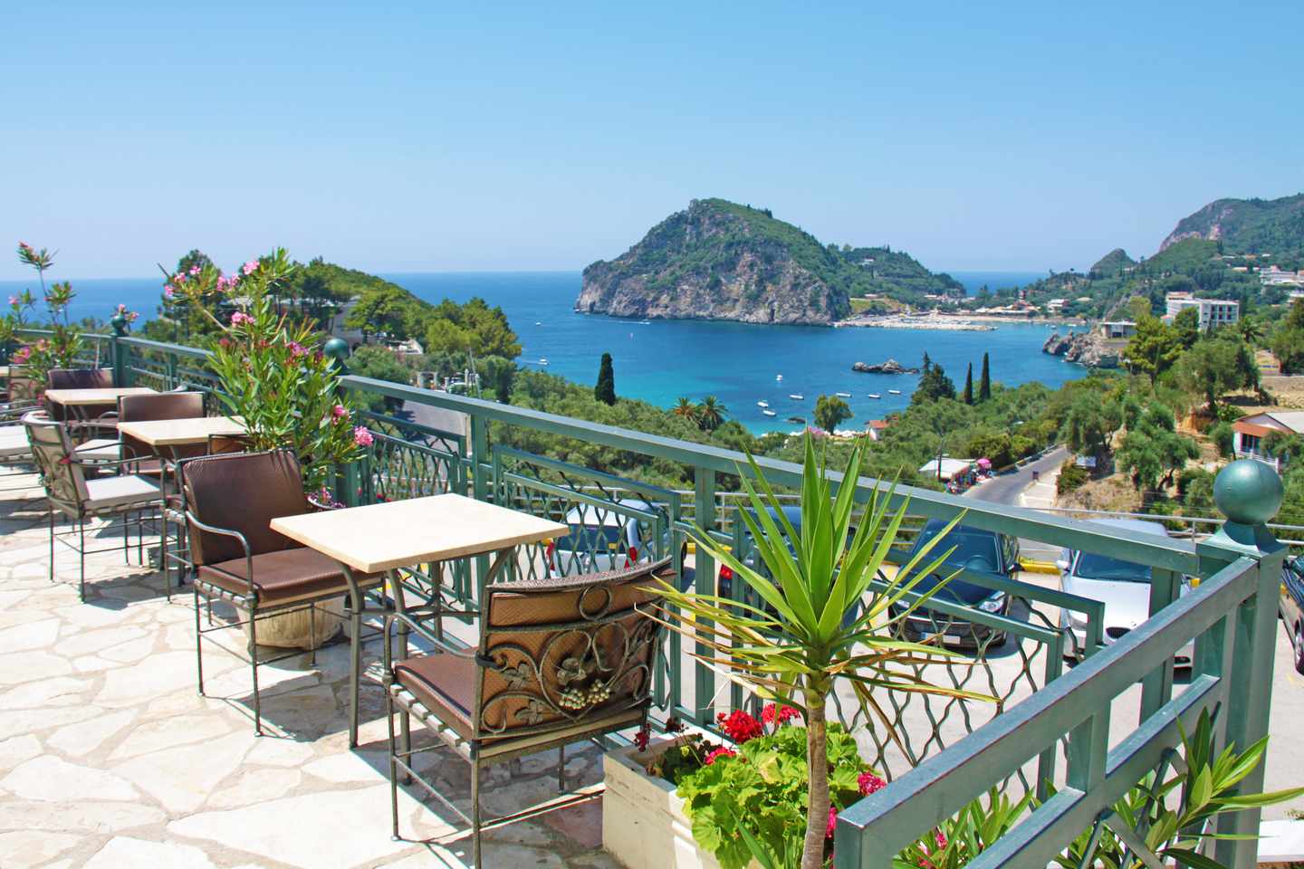 Von Korfus All-Inclusive-Hotels direkt auf eine Bucht blicken