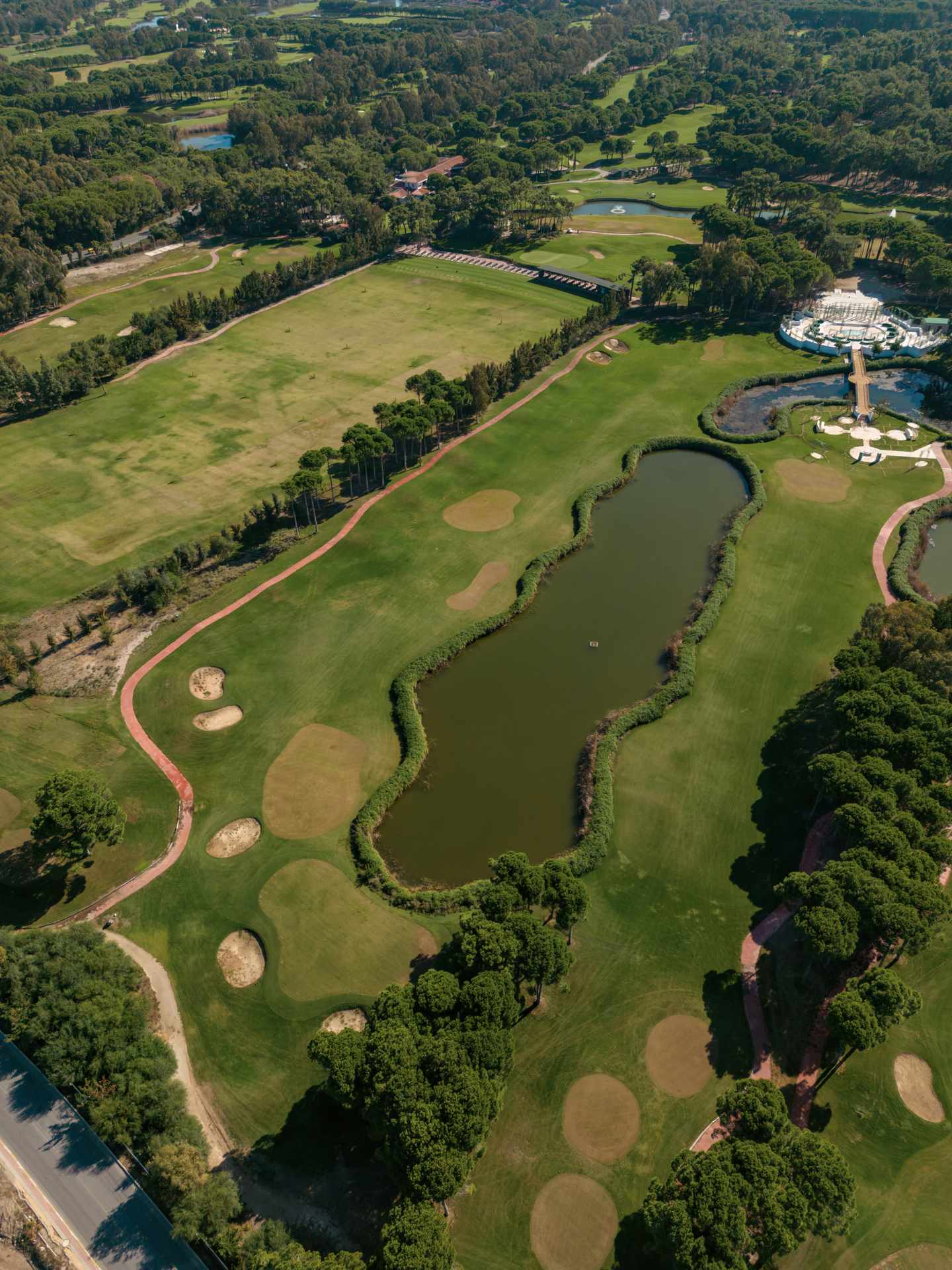 GettyImages-1436618974.jpg Luftaufnahme des Golfplatzes in Antalya Belek bei Sonnenuntergang
