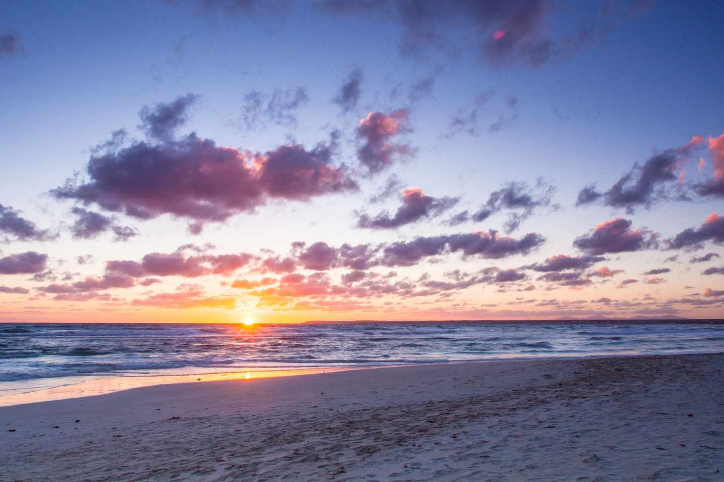 spanien-mallorca-es-trenc-sueden-meer-bei-sonnenaufgang-g-658170728.jpg