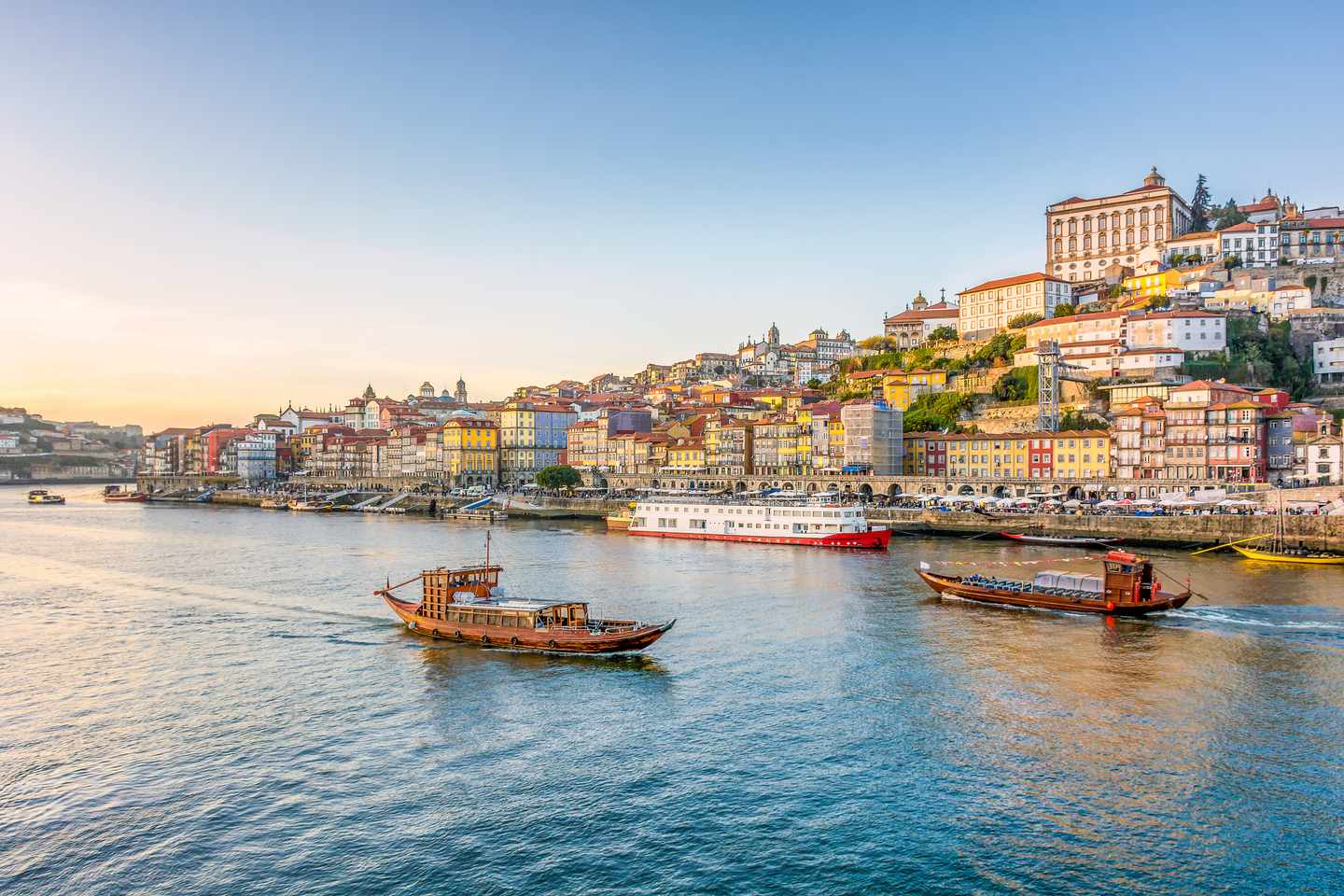 Portugal-Porto-Stadt-mit-Meer-g-1682749432.jpg