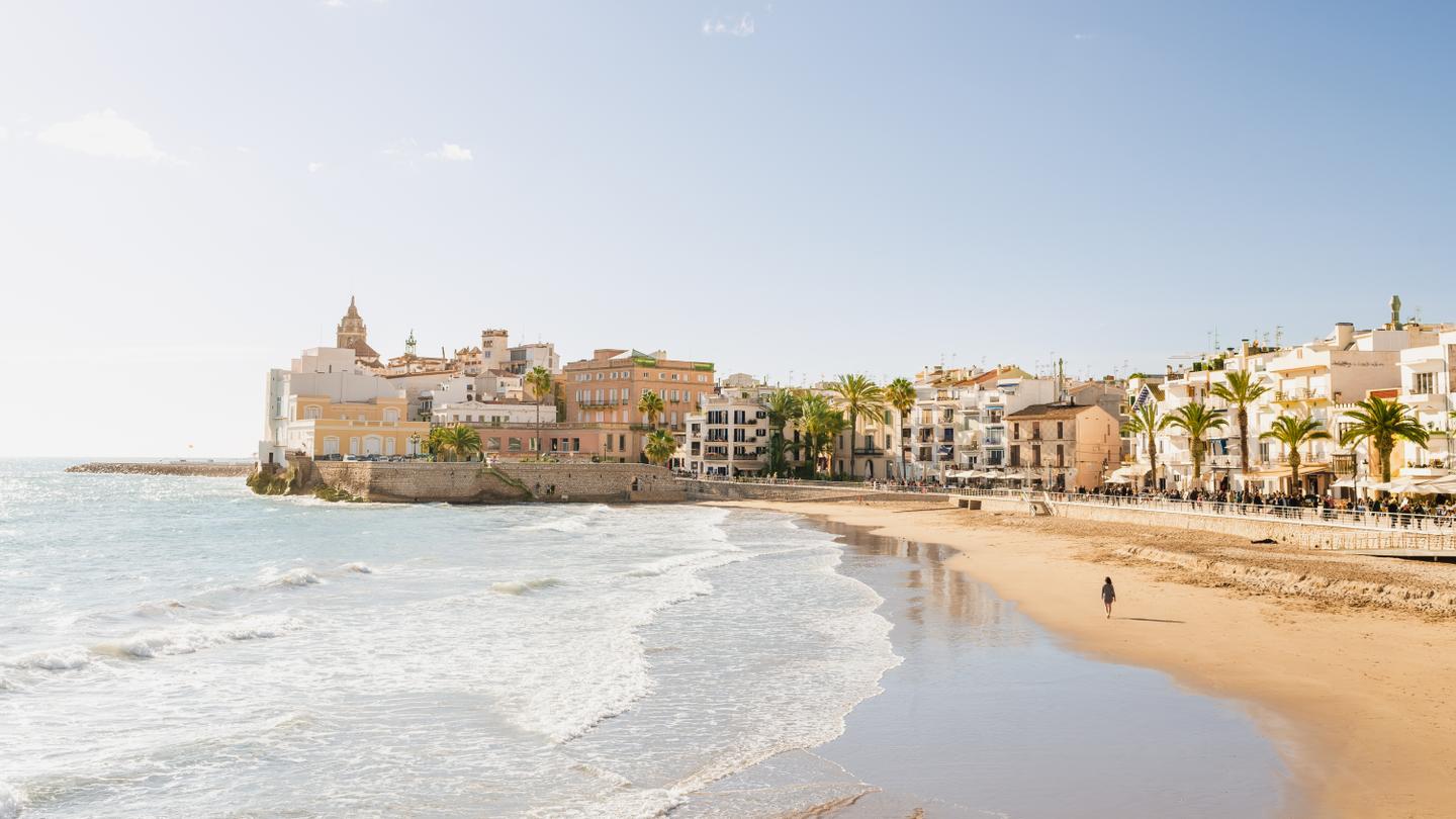 Spanische Stadt mit weißen Häusern am Meer