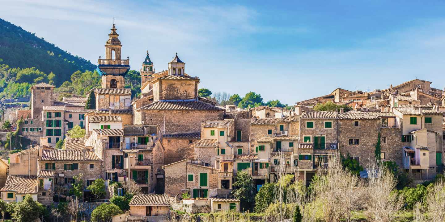 spanien-mallorca-blick-auf-valldemossa-g-917203122.jpeg