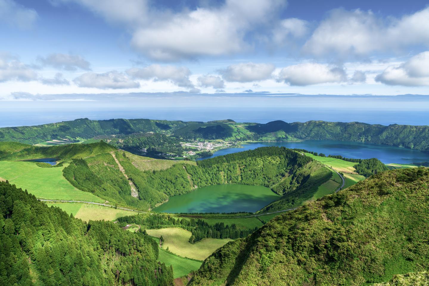 azoren-blick-auf-den-sete-cidades-see-g-1160810946.jpg