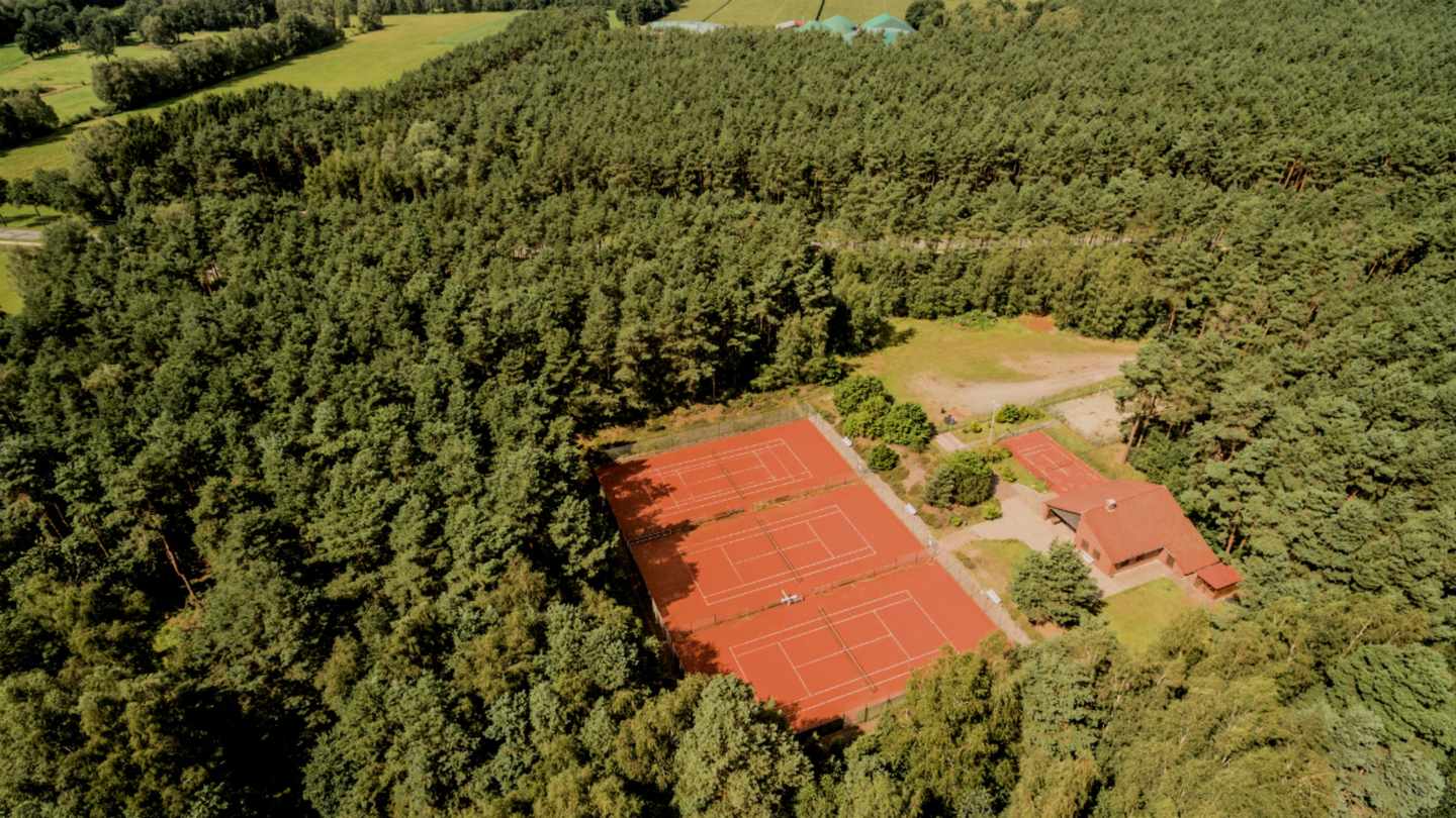 tennis_sandplaetze_anlage-im-wald-g-858714276.jpg