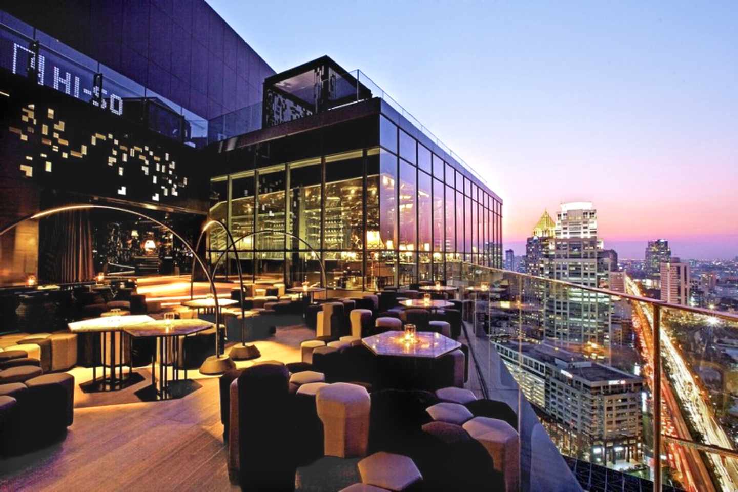 thailand-bangkok-hi-so-rooftop-bar-bei-daemmerung-BKK30421-FZ_S21_3.jpg