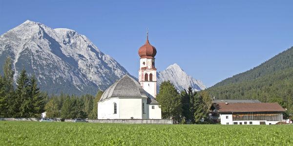 Leutasch_Kirche_GettyImages-626751828.jpg