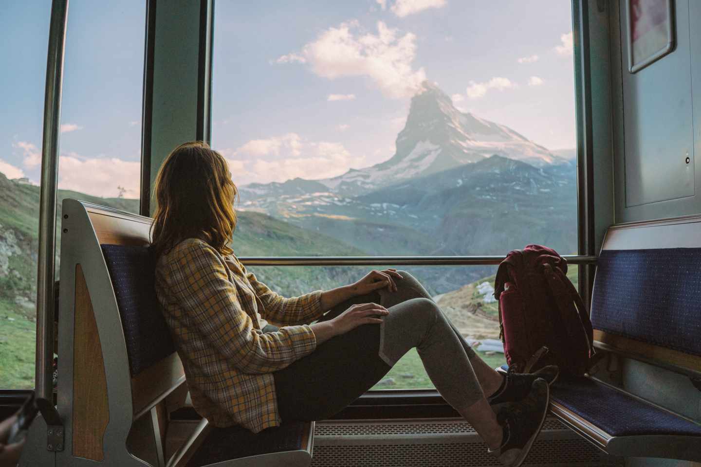 schweiz-alpen-matterhorn-frau-geniesst-ausblick-aus-zugfenster-g-1059318184.jpg