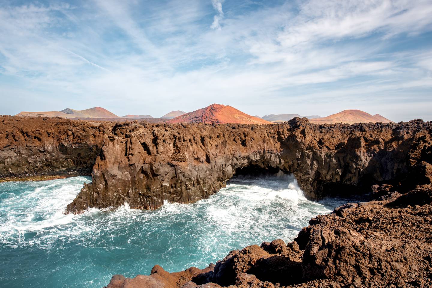 kanaren-lanzarote-hervideros-felsen-vulkan-lava-g-517685632.jpg