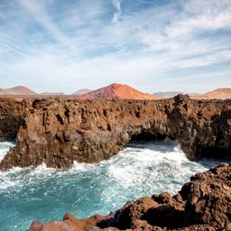kanaren-lanzarote-hervideros-felsen-vulkan-lava-g-517685632.jpg