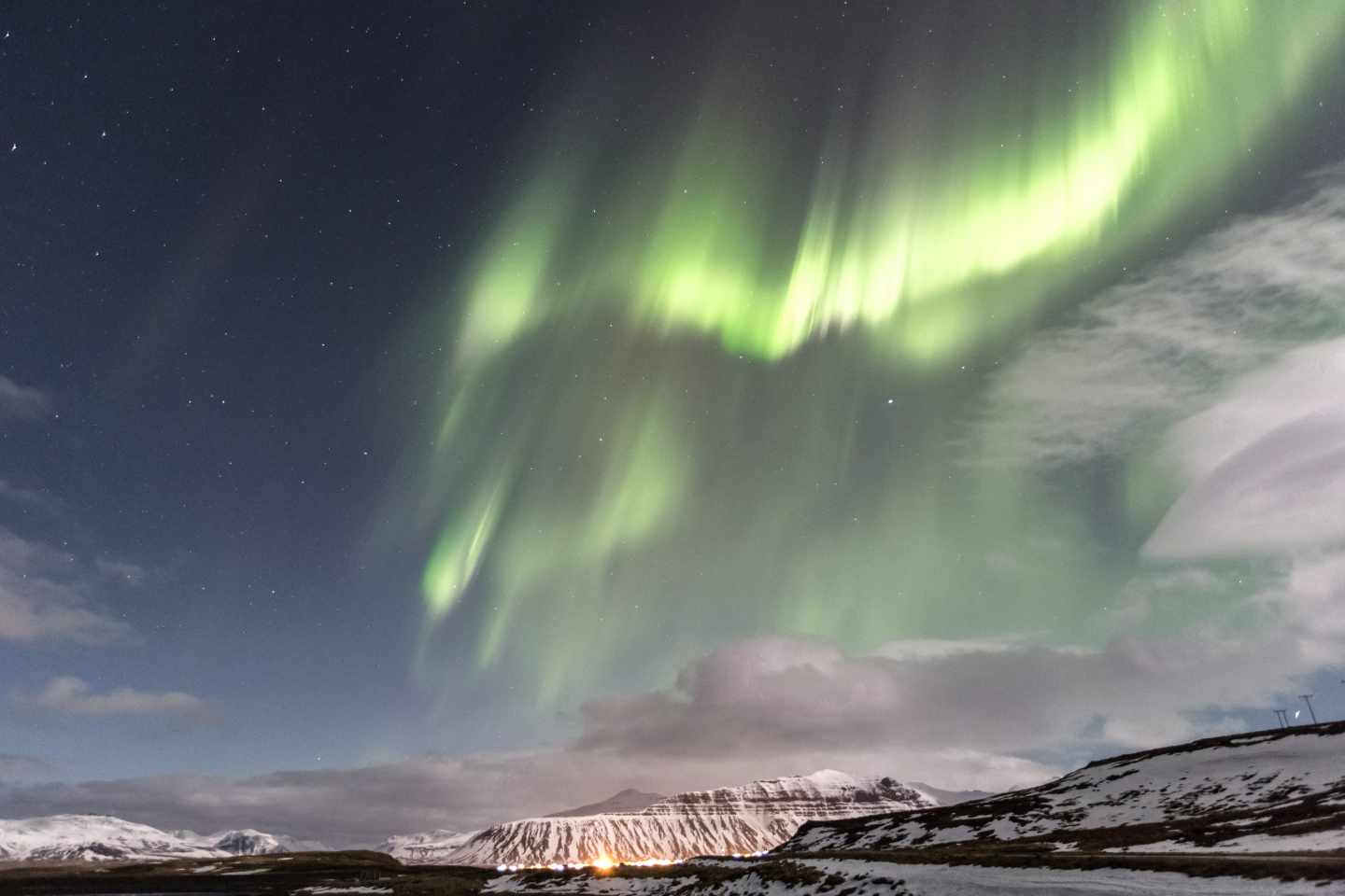island-grundarfjordur-nordlichter-ueber-der-stadt-g-493884291.jpg