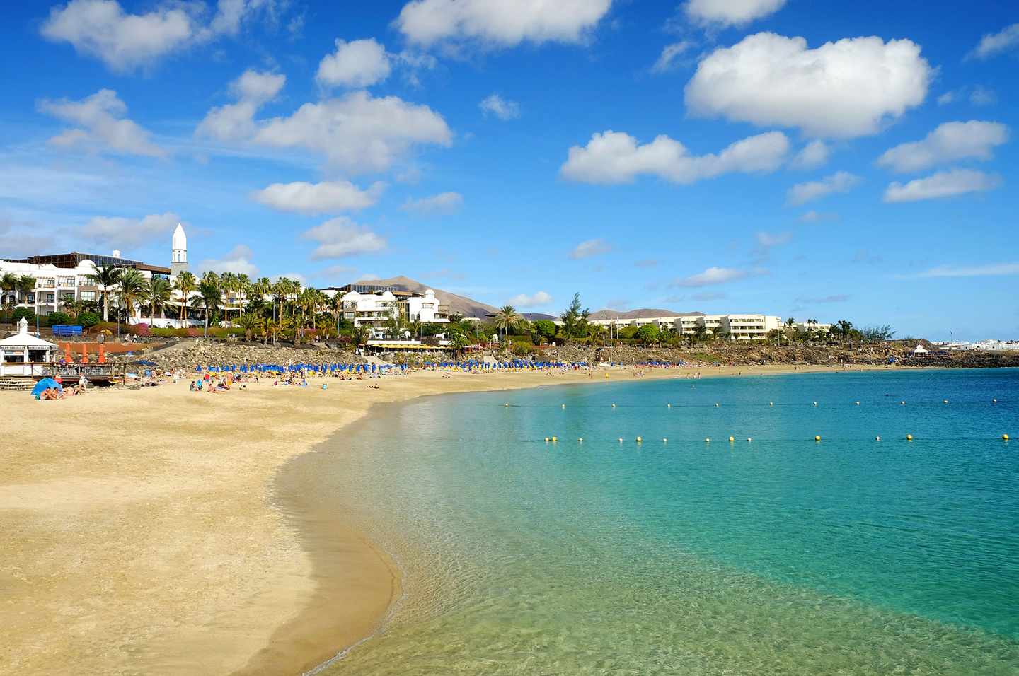 spanien-lanzarote-lanzarote-playa-blanca-starnd-g-904348088.jpg