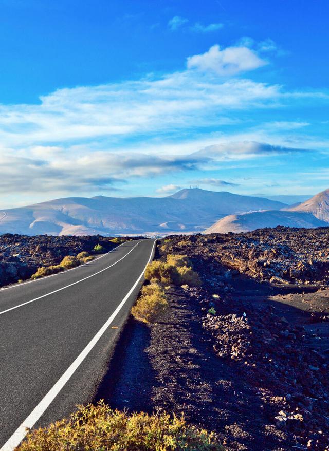 Straße im Bergpanorama von Lanzarote