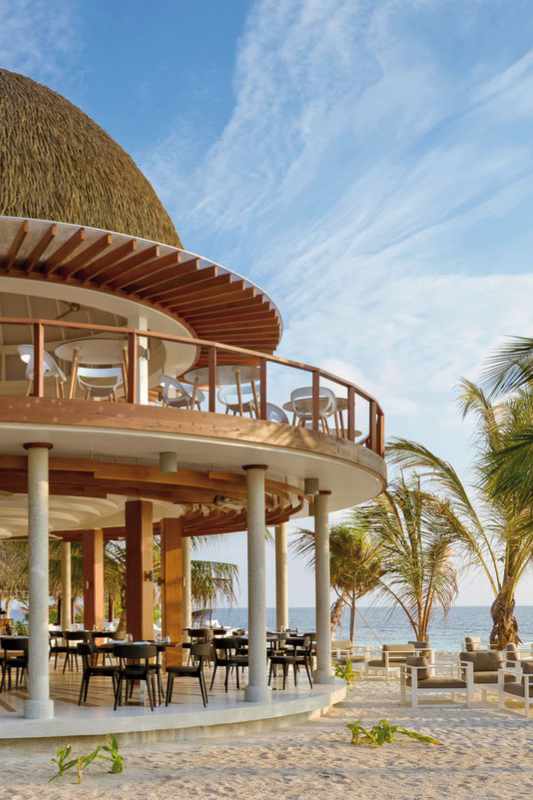 blte88a85b4bbd19444-malediven-ari-atoll-kandholhudhoo-kandolhu-maldives-restaurant-DER_ATC_MLE10111B_S23_12-f-indischer-ozean.jpg Außenansicht des Restaurants im Kandoluh Maledives Hotel