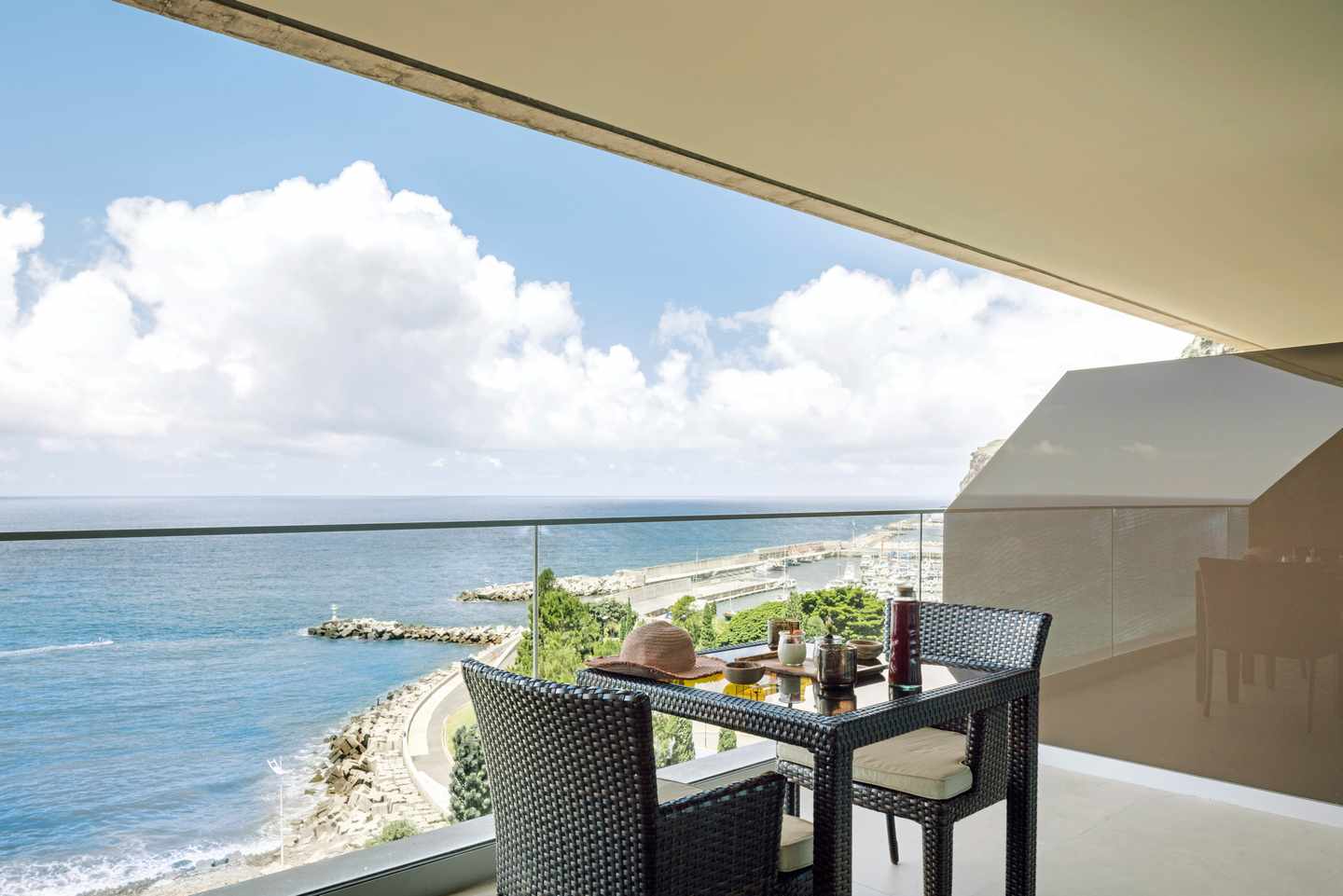 blt752fae3ddafb48cf-portugal-madeira-Saccharum_Resort-d-DER1545164.jpg Balkon mit Sitzgruppe und Blick auf den Atlantik an einem Zimmer des Saccharum Resort in Arco da Calheta auf Madeira