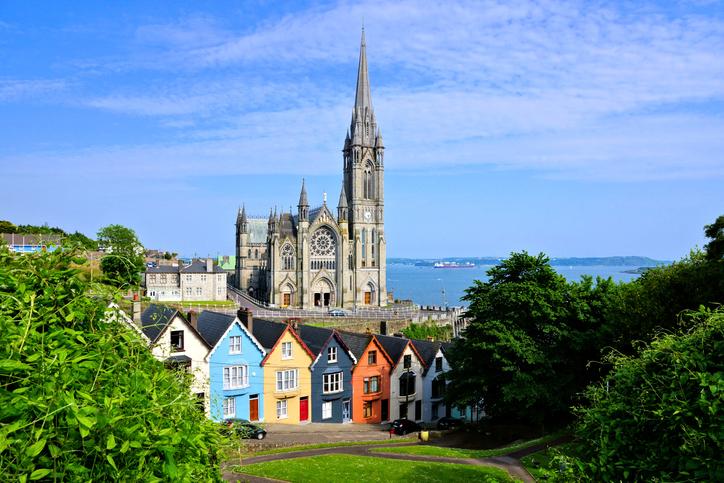 irland-cork-bunte-reihenhaeuser-kathedrale-g-1135186731.jpg