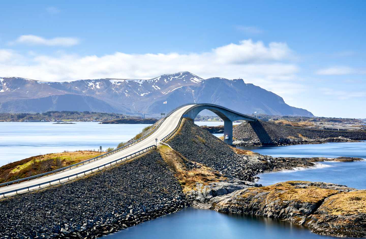 Atlantikstraße mit geschwungener Storseisundet-Brücke zwischen Inseln und Fjorden an der norwegischen Küste