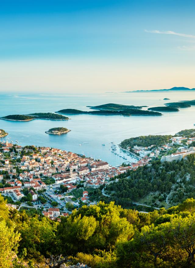 Zu den Angeboten Kroatien, Dalmatien: Luftbild aus Hvar