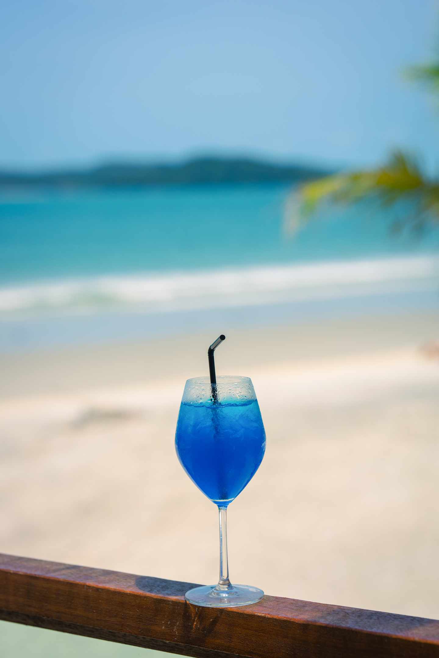 GettyImages-2173888017.jpg Cocktail der Blauen Lagune am Strand, Curacao.