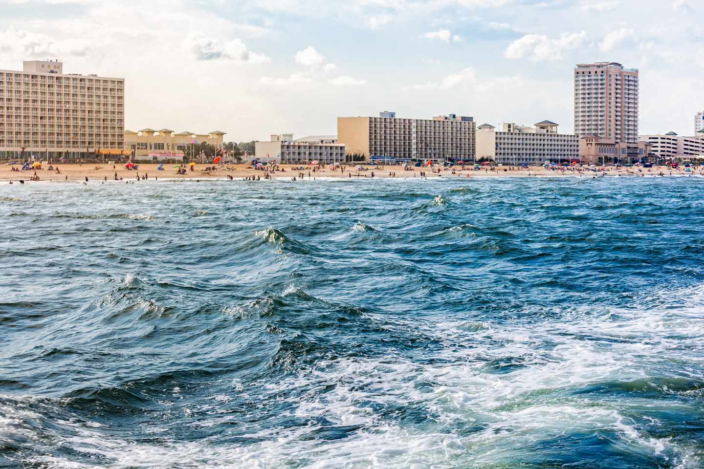 usa-virginia-beach-strand-t-583859034.jpg